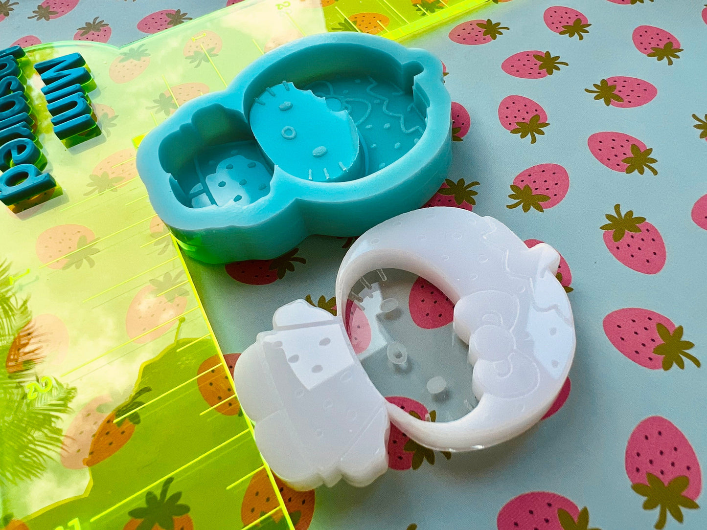 Kawaii Cat strawberry shaker silicone mold for epoxy resin - DIY keychain, DIY magnets, gifts