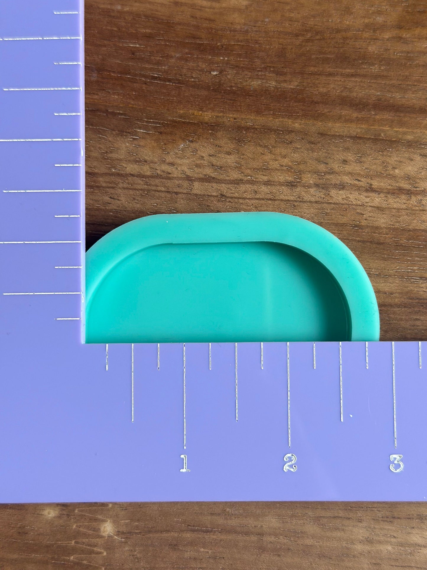 Oval solid non-shaker silicone mold for epoxy resin