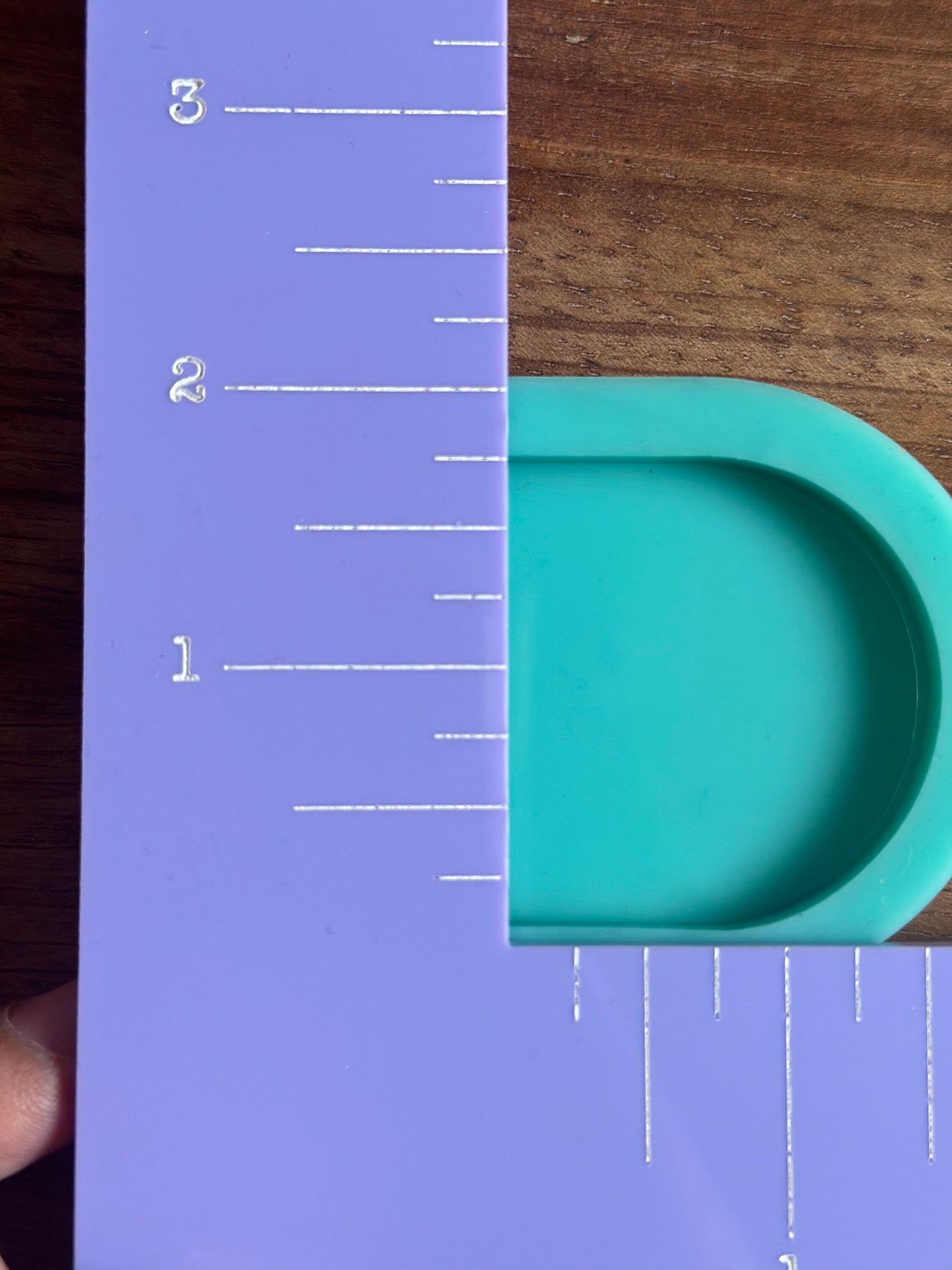 Oval solid non-shaker silicone mold for epoxy resin