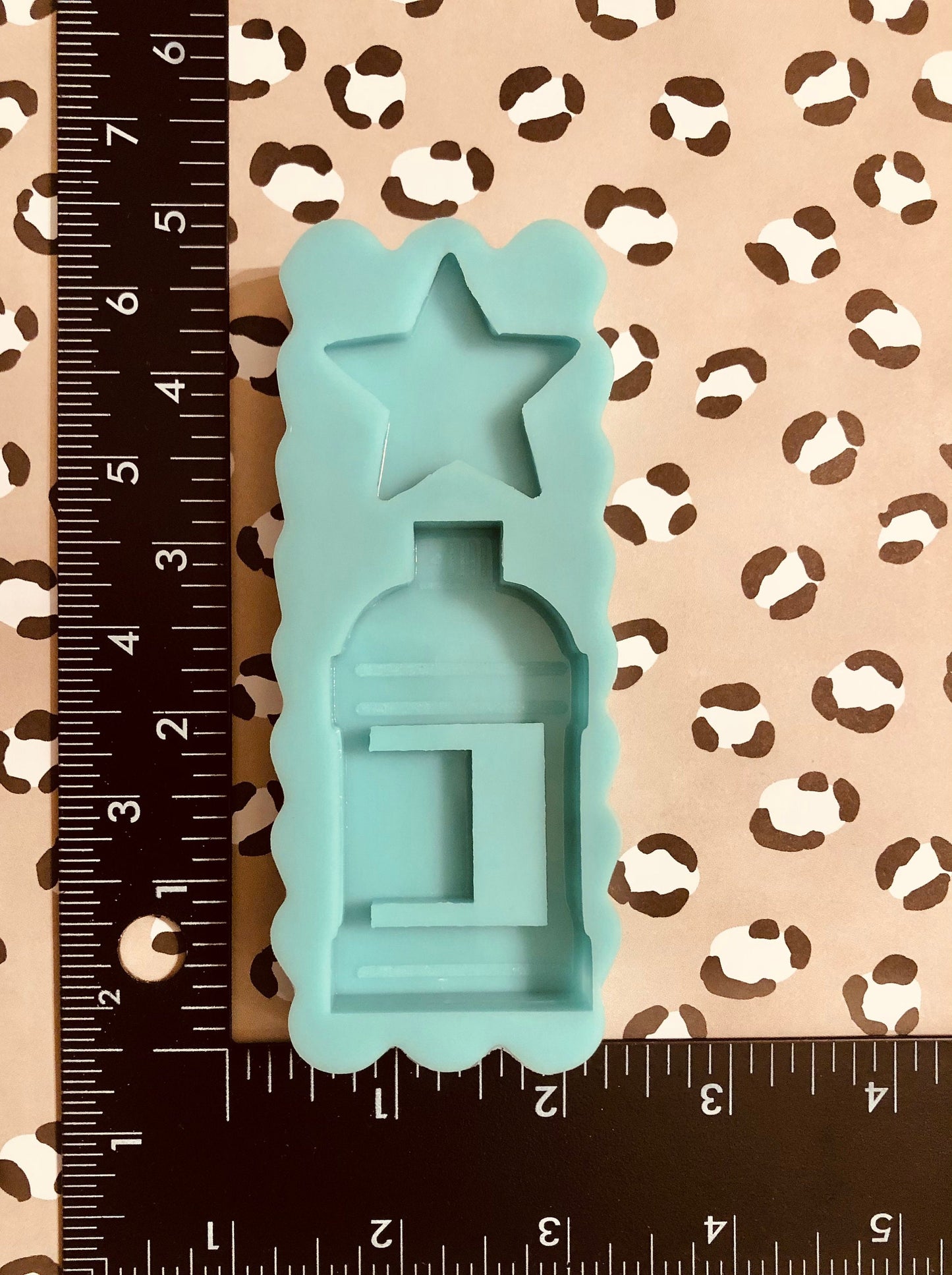 Spray paint silicone shaker mold for resin