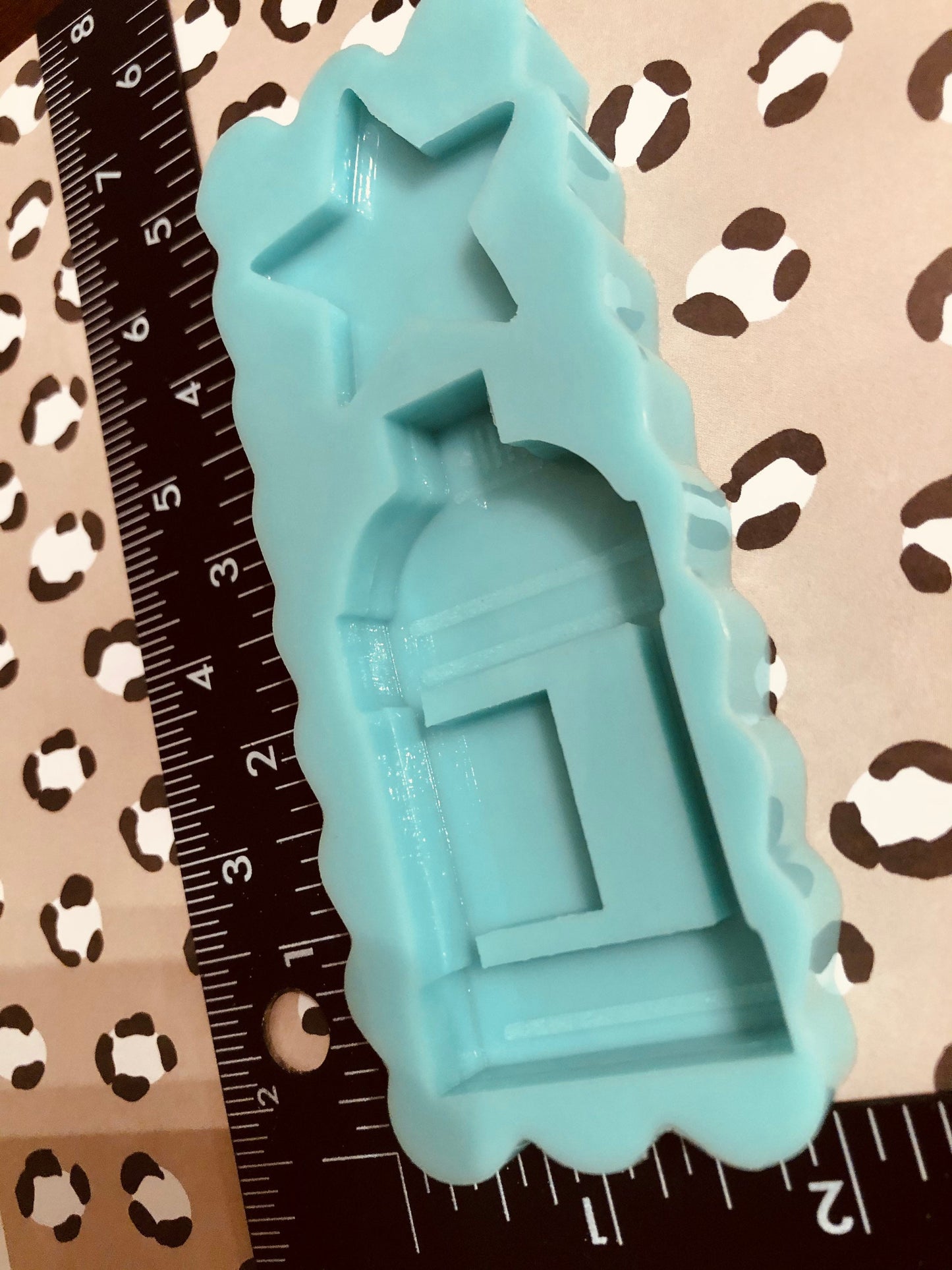 Spray paint silicone shaker mold for resin