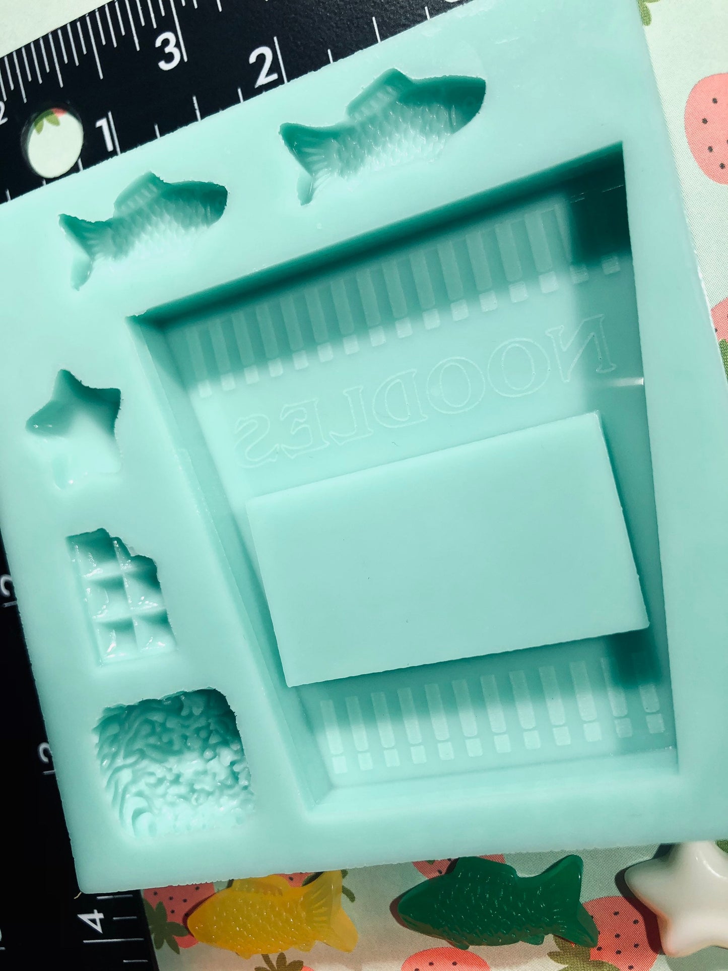 Ramen noodle silicone backed shaker for resin