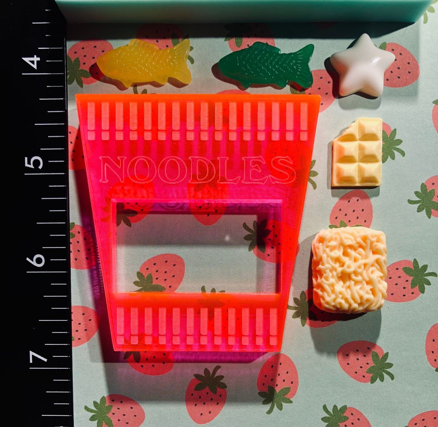 Ramen noodle silicone backed shaker for resin