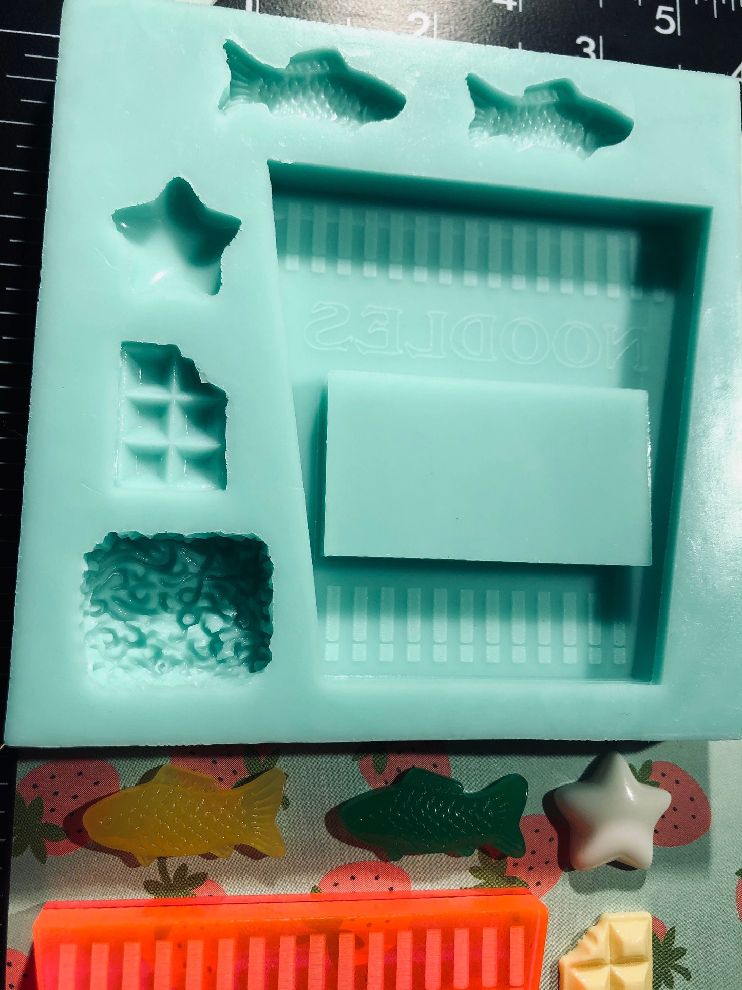 Ramen noodle silicone backed shaker for resin