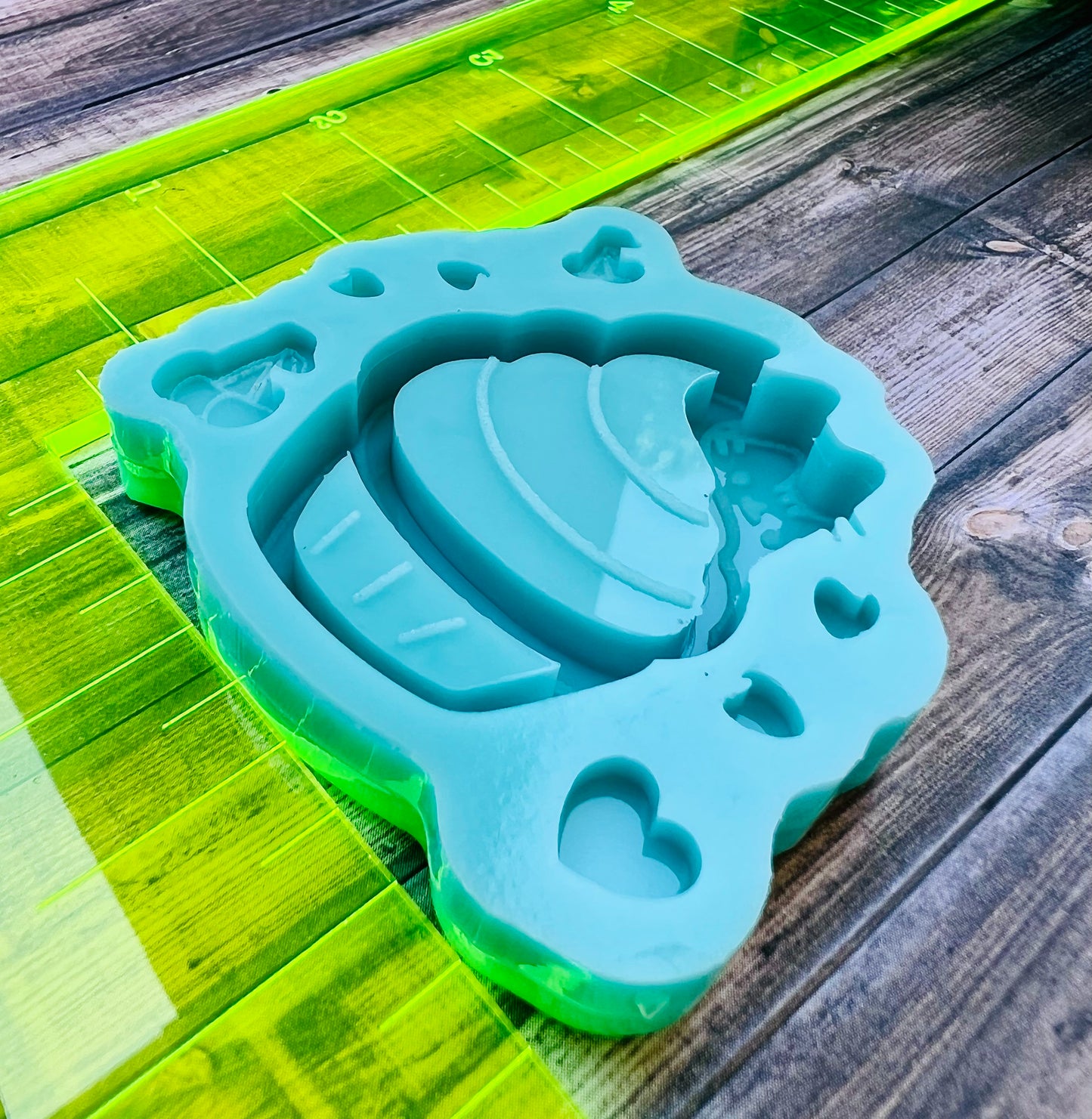 Cupcake shaker silicone mold for epoxy resin - DIY keychain, DIY gripper shaker and magnets.