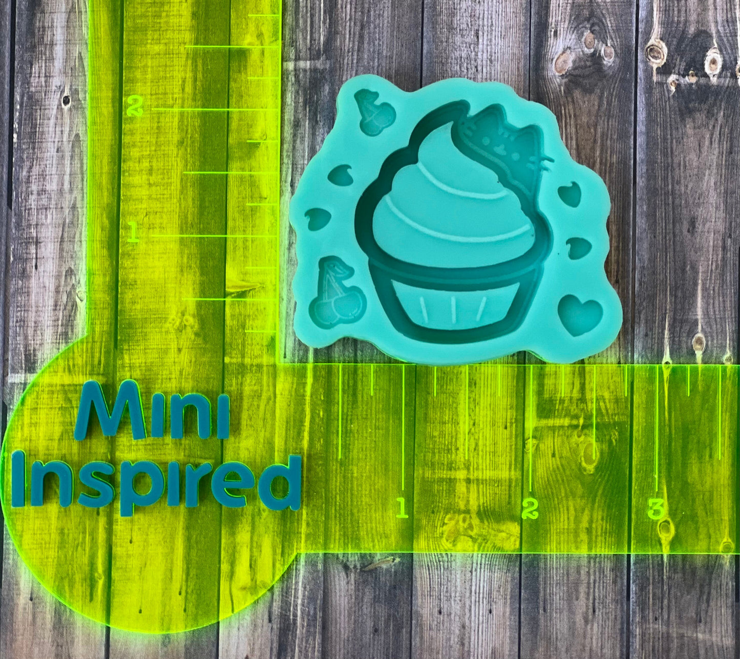 Cupcake shaker silicone mold for epoxy resin - DIY keychain, DIY gripper shaker and magnets.